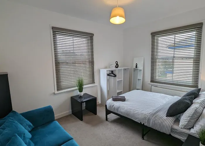 2 Bedroom Apartment In Gravesend 10 Mins Walk From Train Station With Free Parking