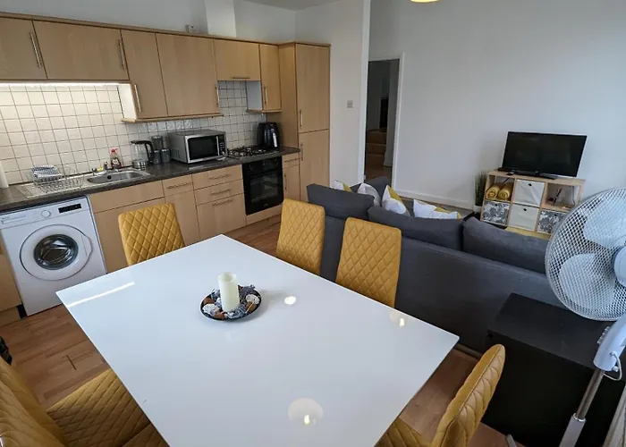 2 Bedroom Apartment In Gravesend 10 Mins Walk From Train Station With Free Parking