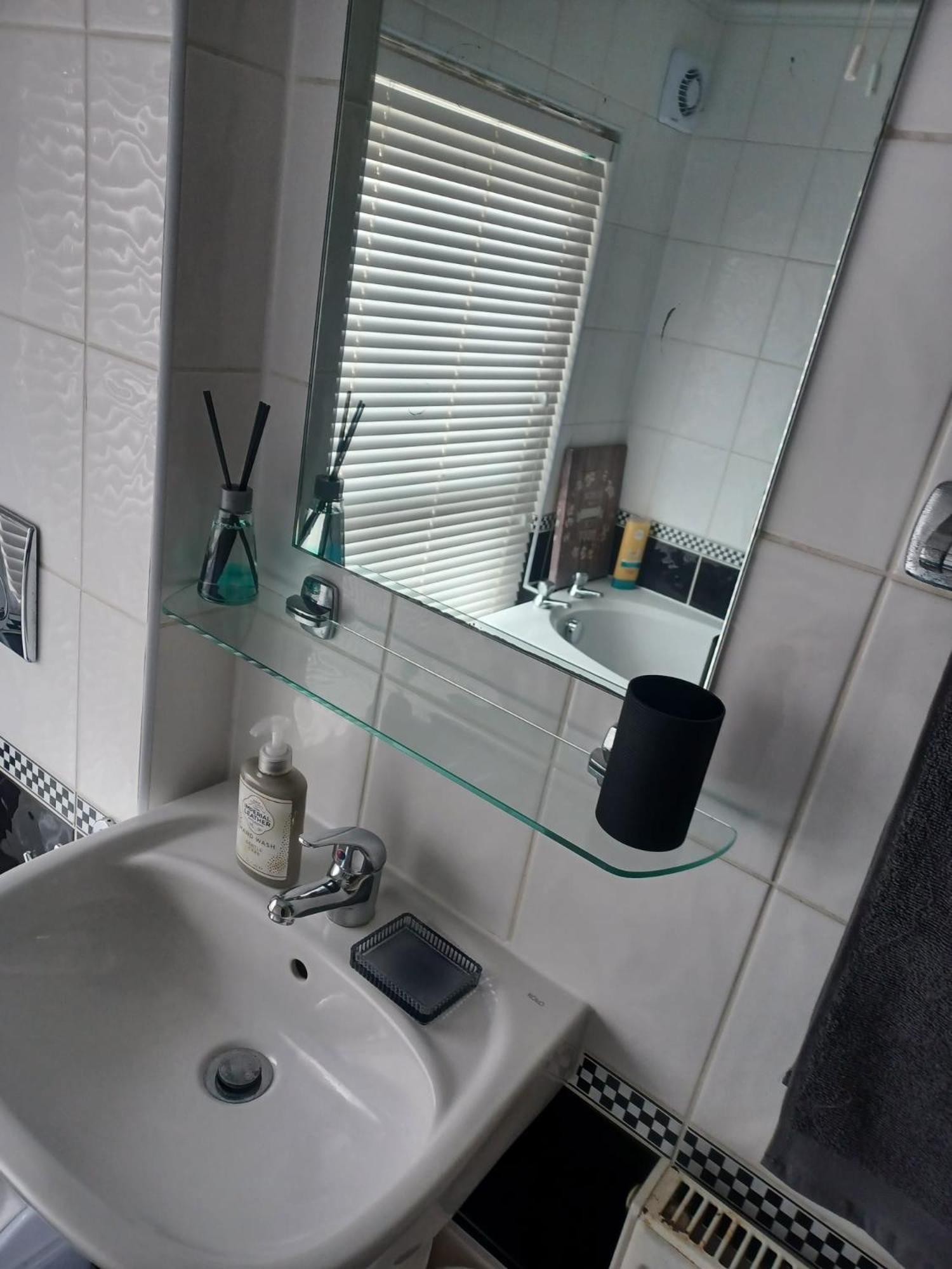 2 Bedroom In 10 Mins Walk From Train Station With Free Parking *