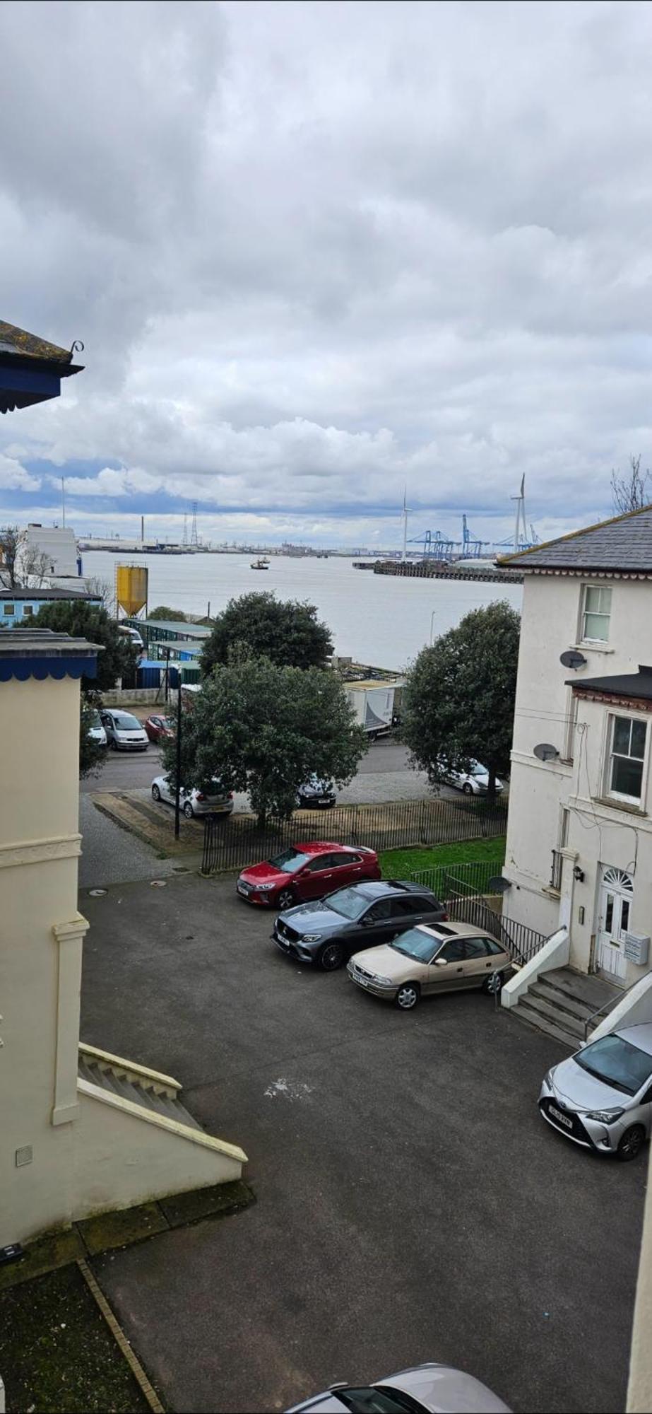 Apartment 2 Bedroom In 10 Mins Walk From Train Station With Free Parking