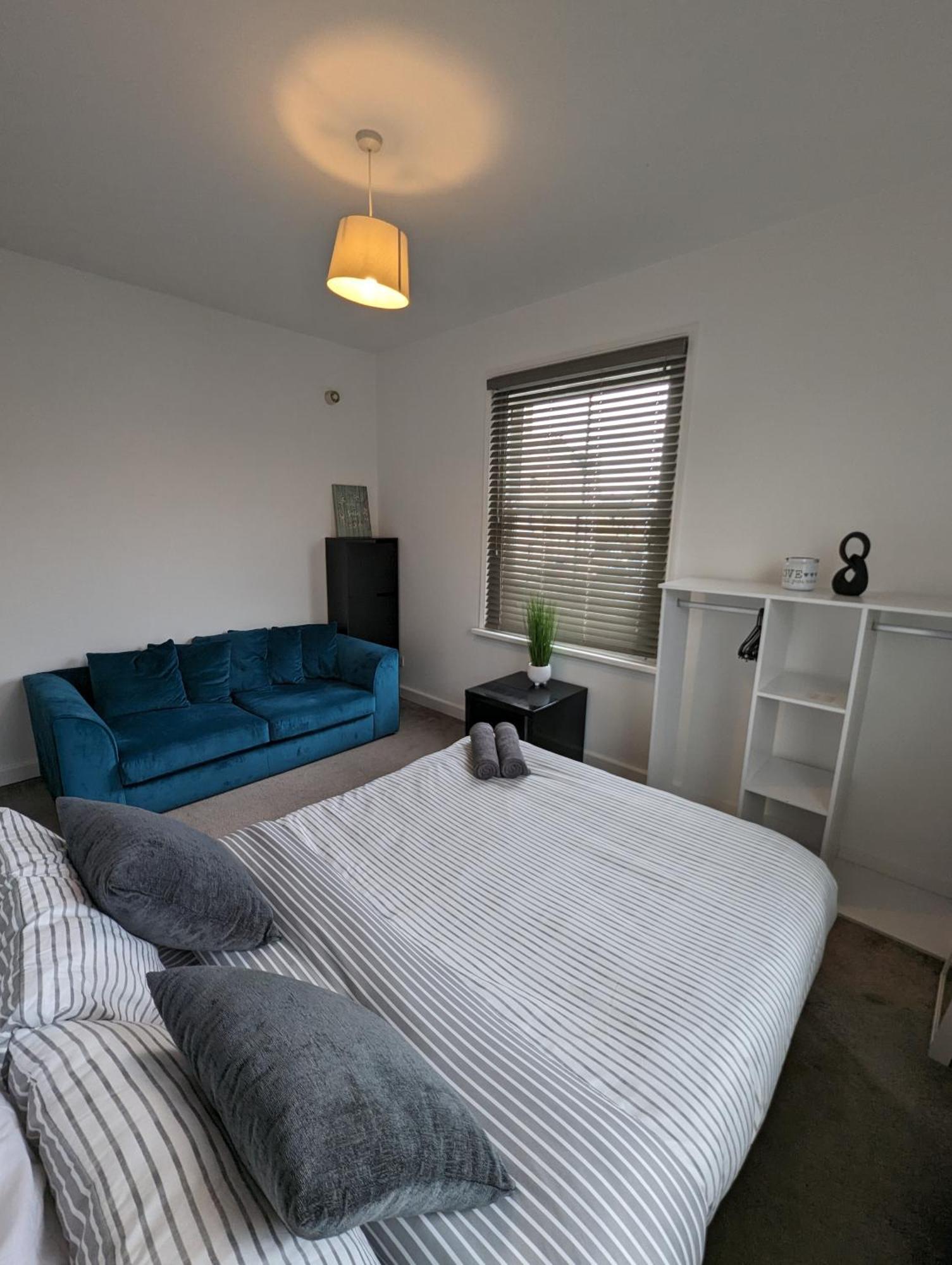 2 Bedroom In 10 Mins Walk From Train Station With Free Parking Apartment Gravesend