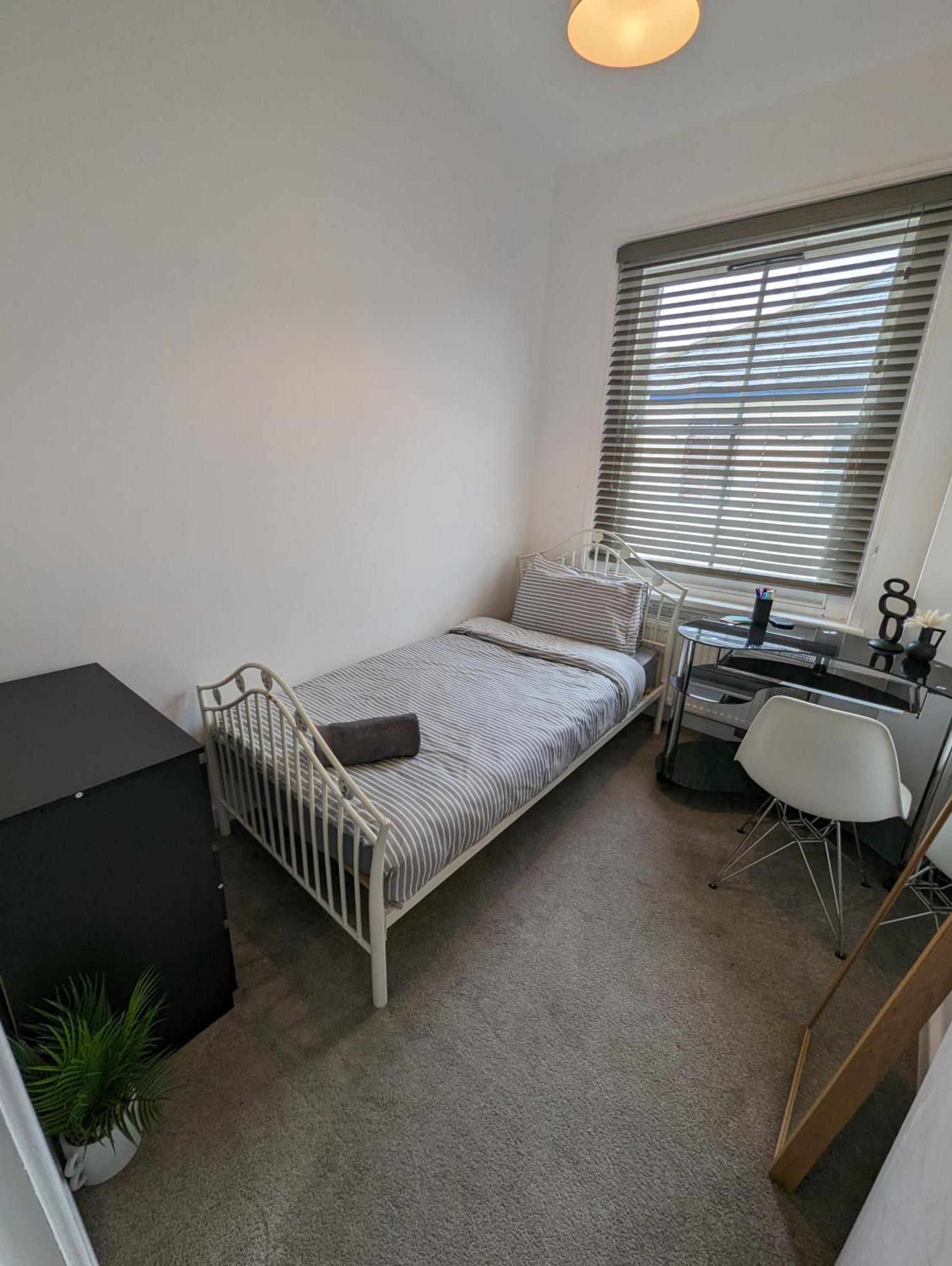 Apartment 2 Bedroom In 10 Mins Walk From Train Station With Free Parking