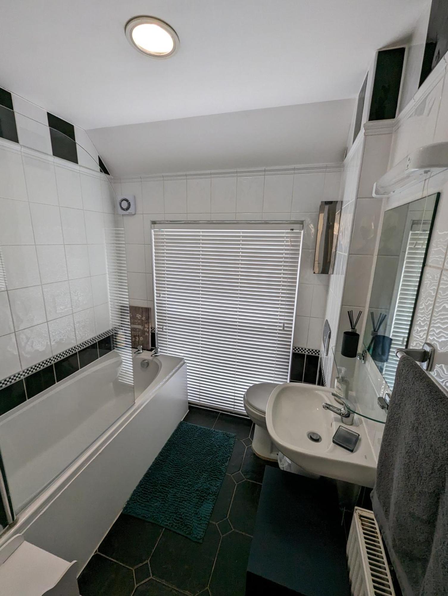 2 Bedroom In 10 Mins Walk From Train Station With Free Parking Gravesend