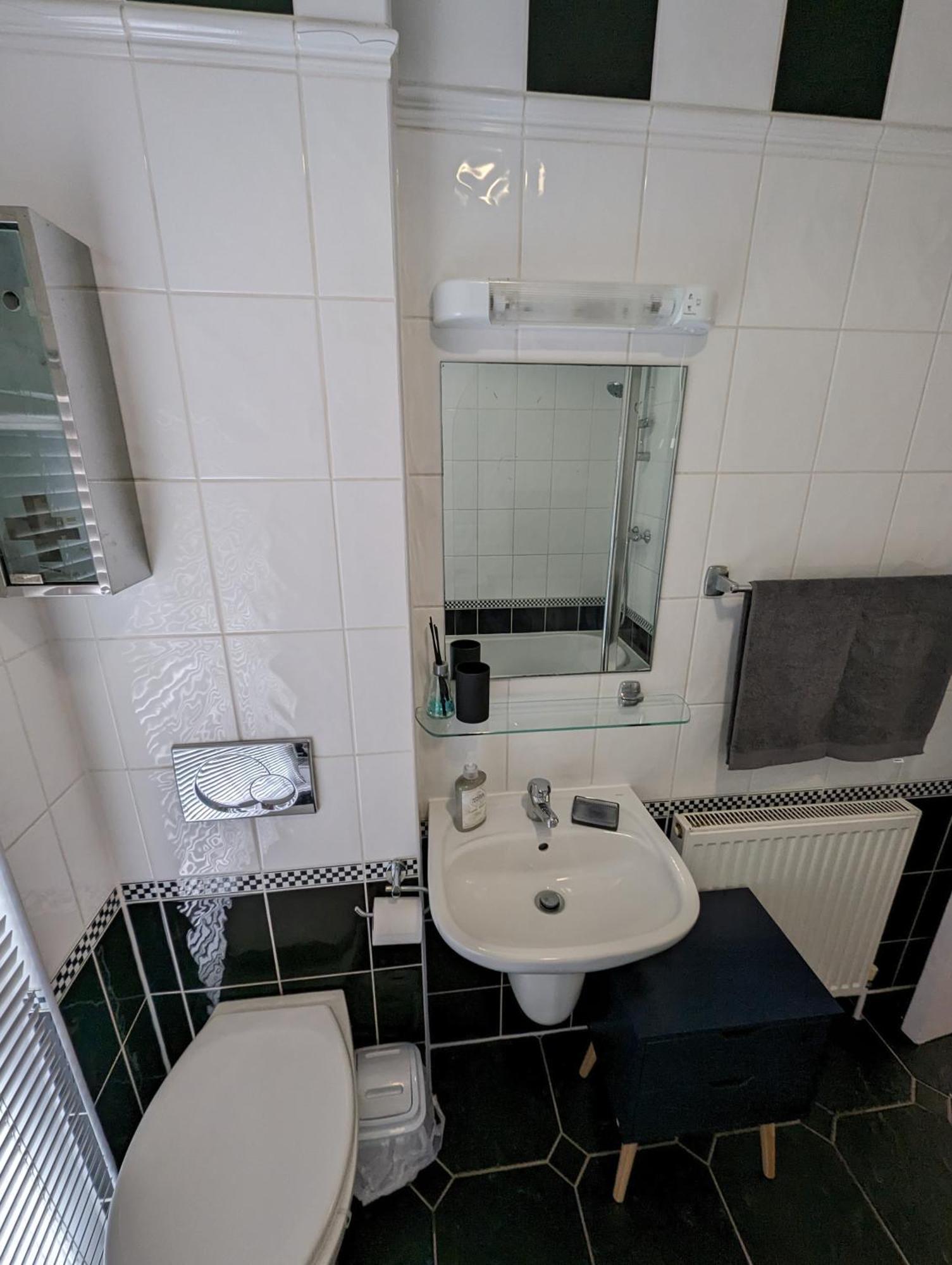 Apartment 2 Bedroom In 10 Mins Walk From Train Station With Free Parking *