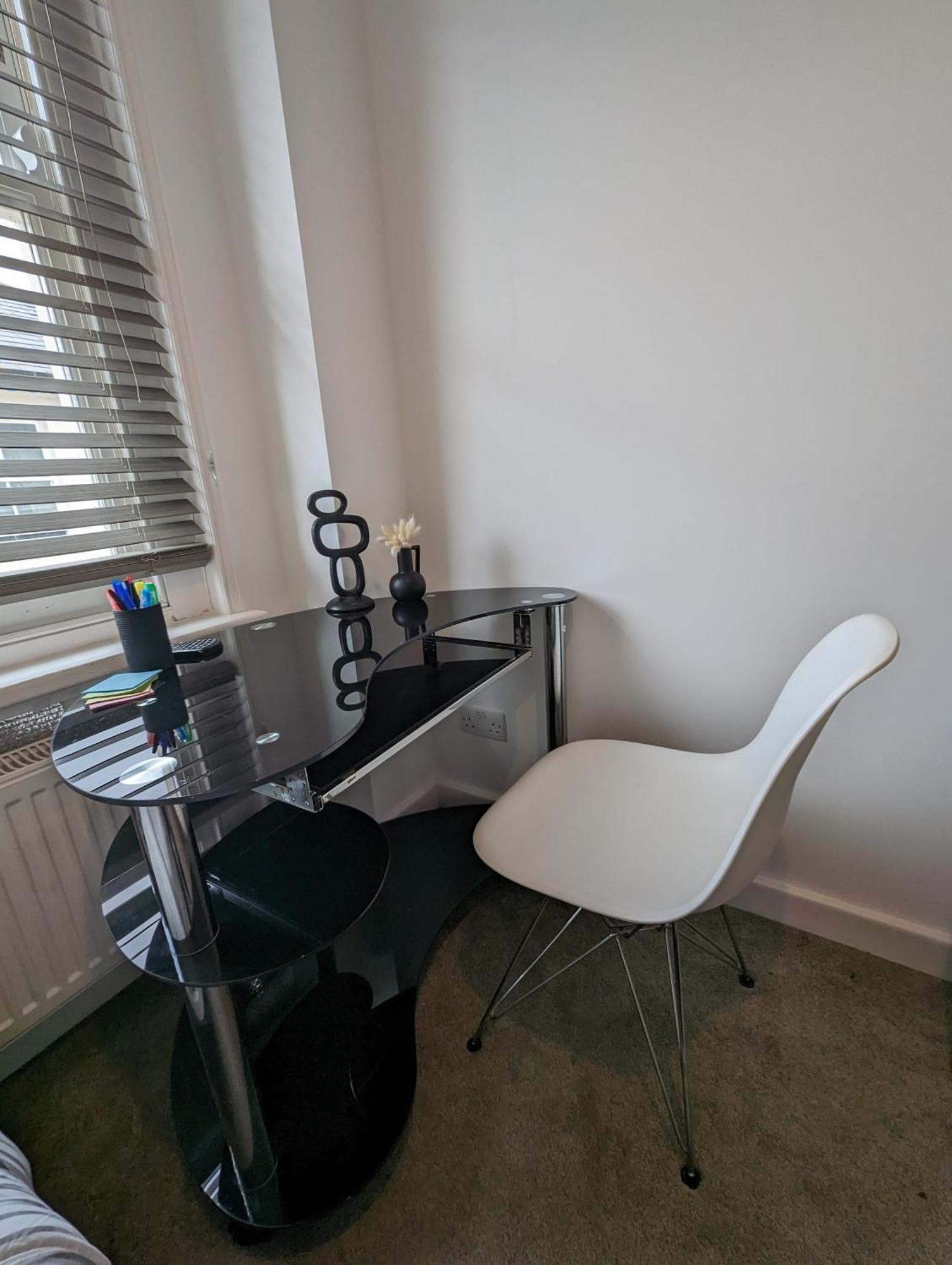 2 Bedroom In 10 Mins Walk From Train Station With Free Parking