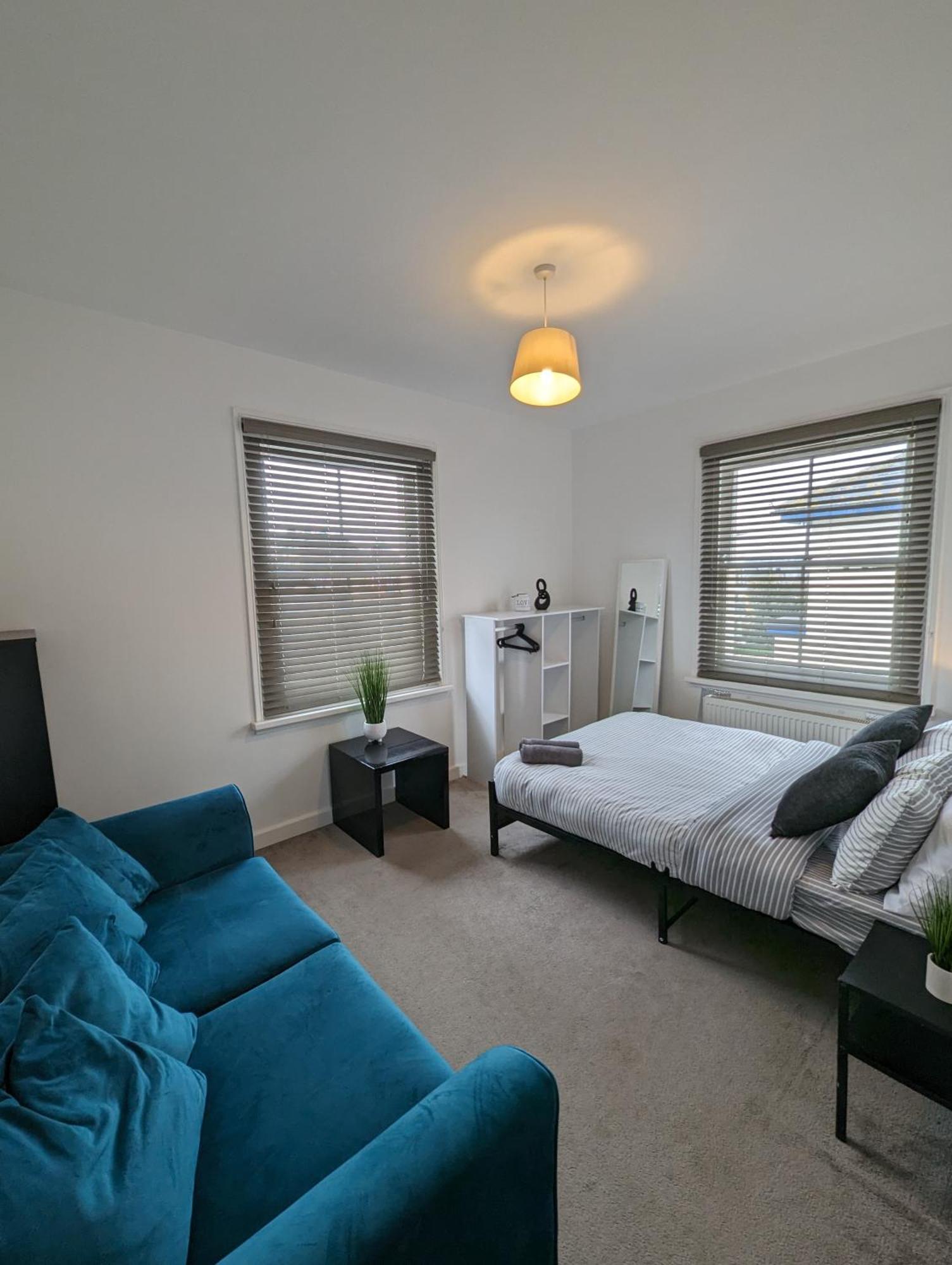 2 Bedroom In 10 Mins Walk From Train Station With Free Parking * Gravesend
