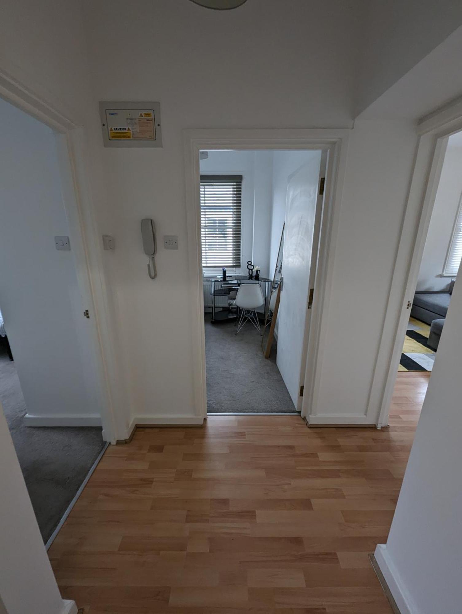 Apartment 2 Bedroom In 10 Mins Walk From Train Station With Free Parking