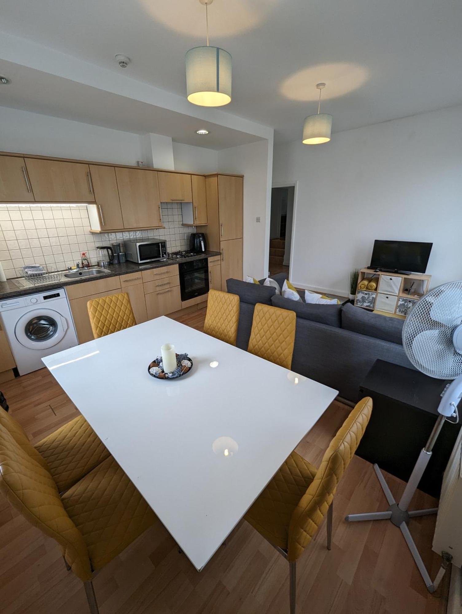 Apartment 2 Bedroom In 10 Mins Walk From Train Station With Free Parking