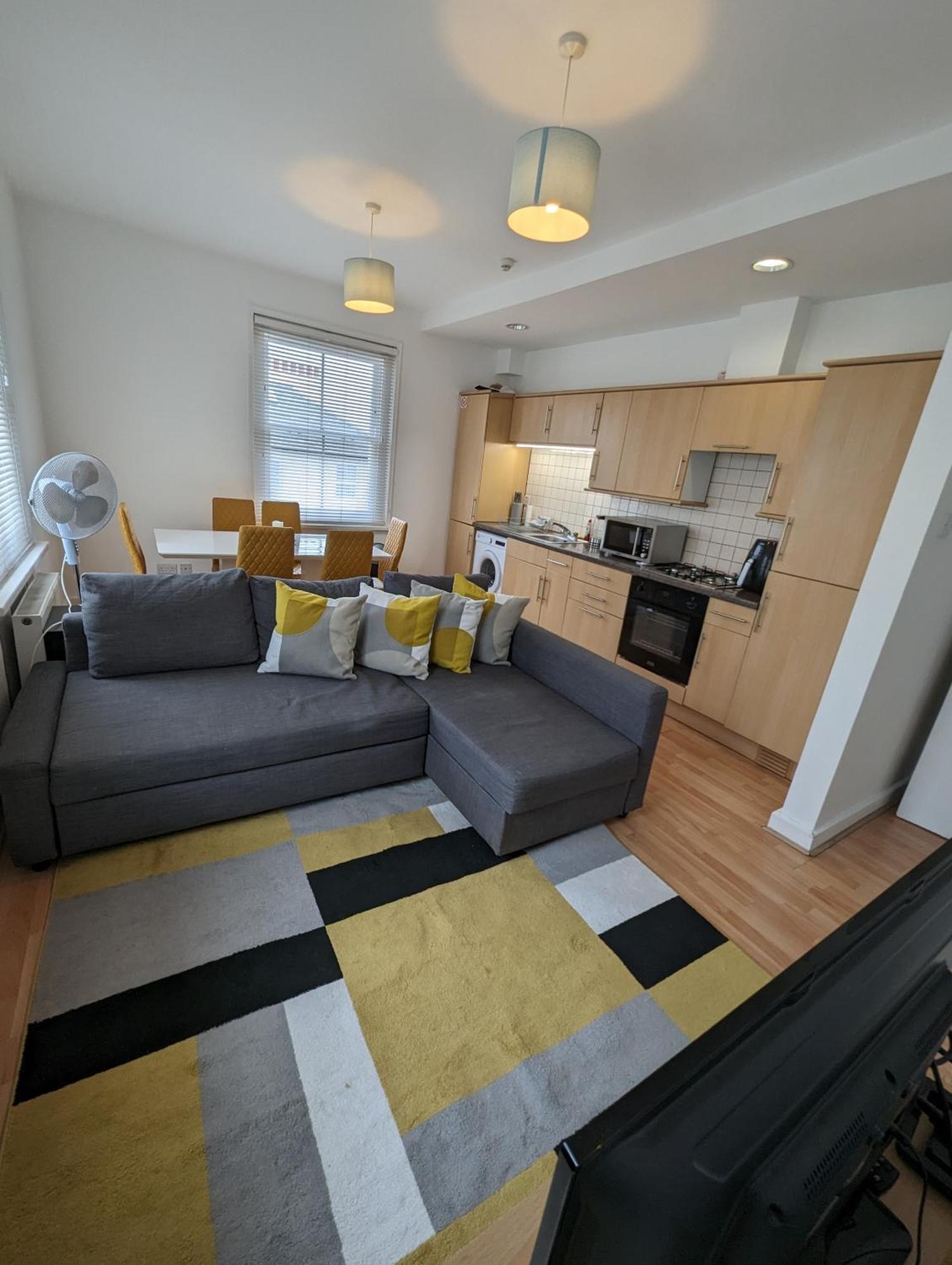 2 Bedroom In 10 Mins Walk From Train Station With Free Parking Apartment