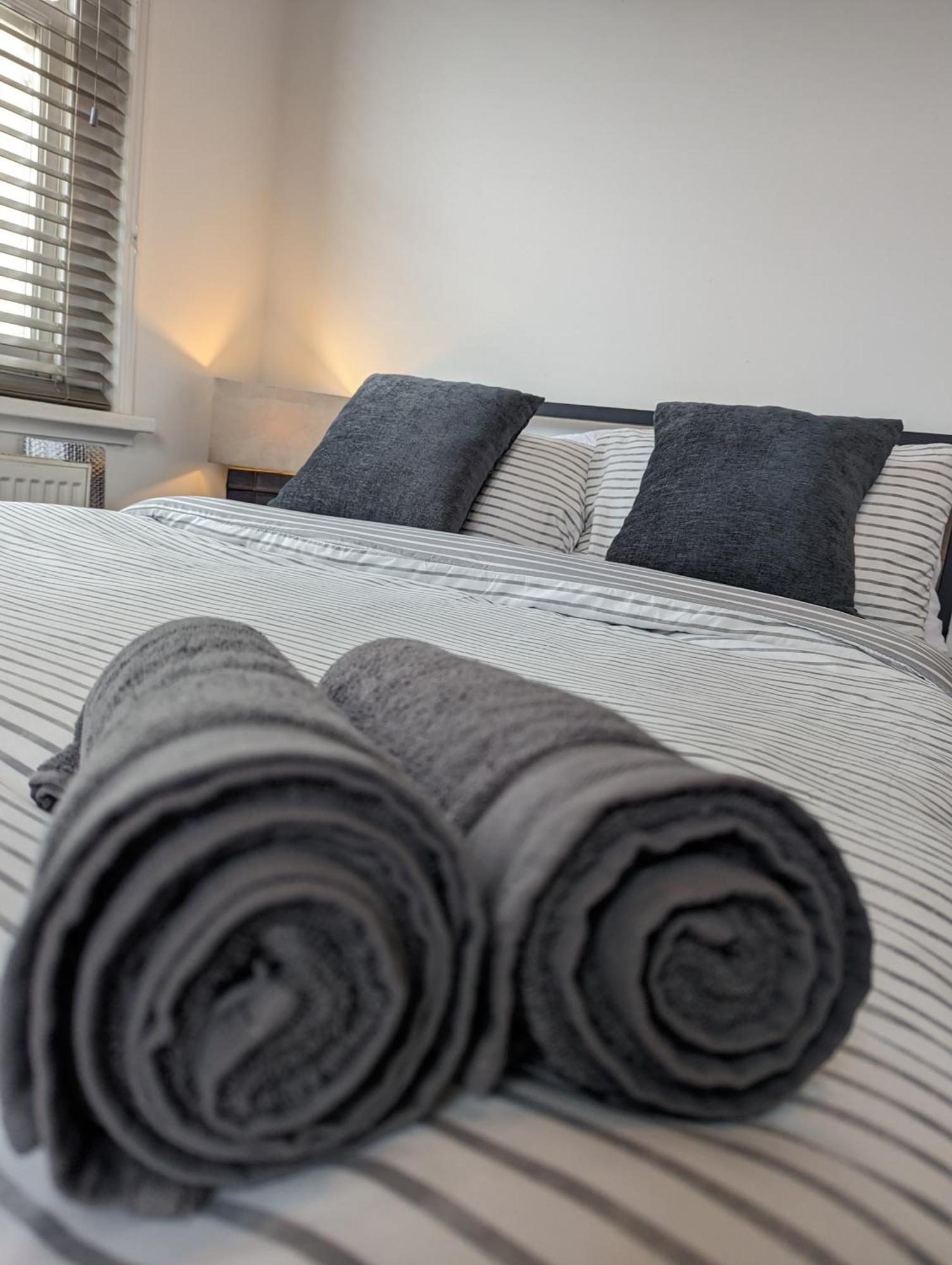 Apartment 2 Bedroom In 10 Mins Walk From Train Station With Free Parking *