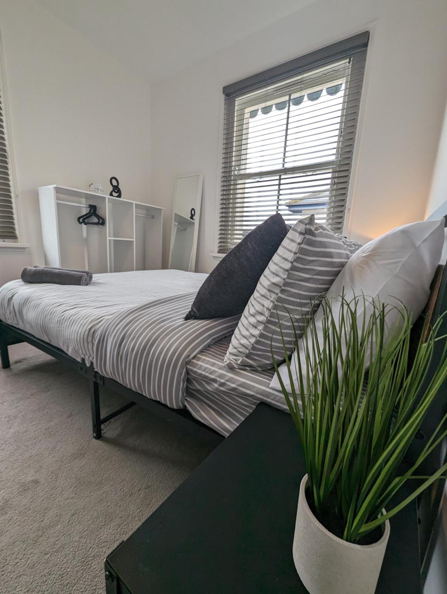 2 Bedroom In 10 Mins Walk From Train Station With Free Parking Apartment *
