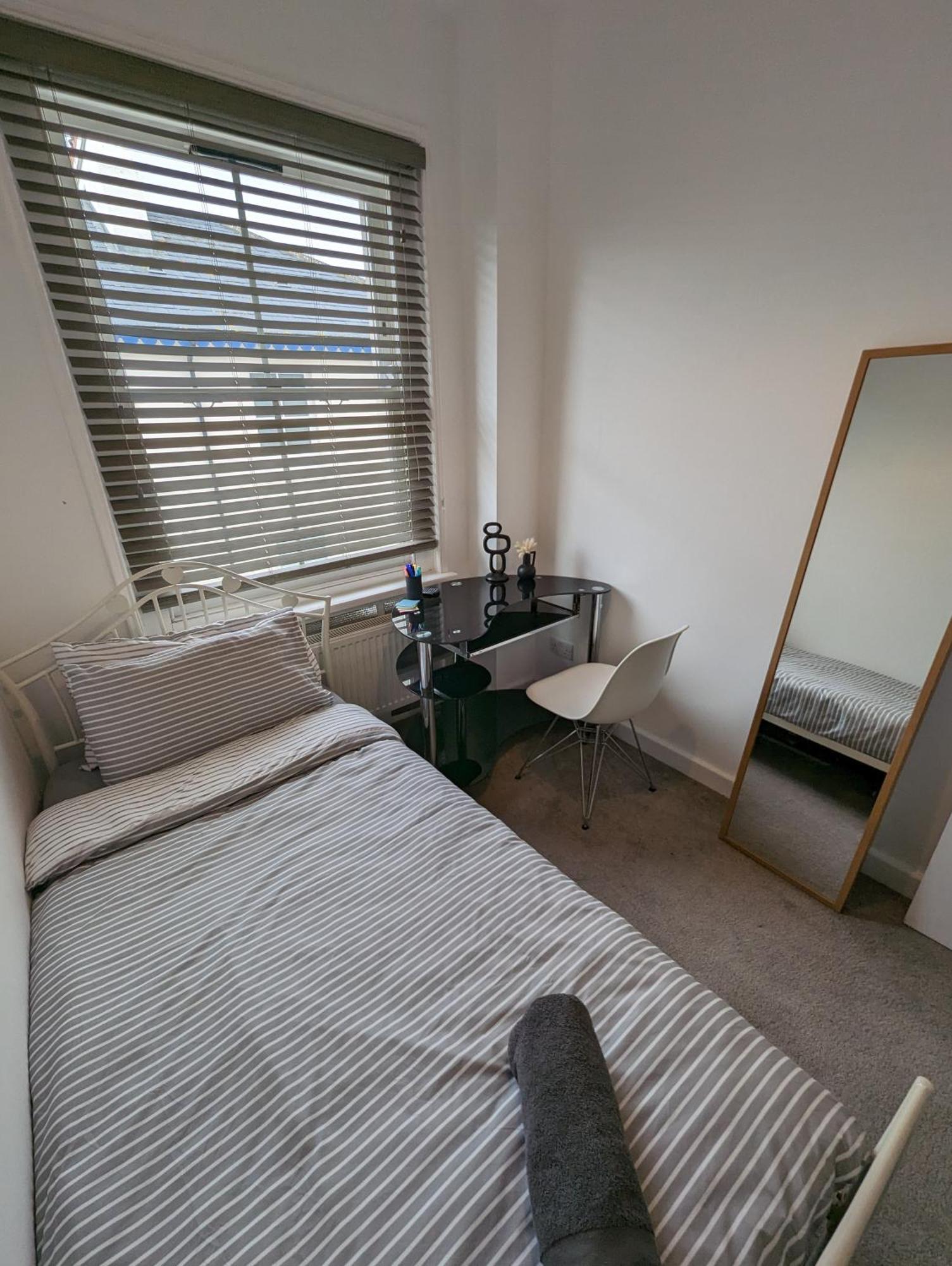 2 Bedroom In 10 Mins Walk From Train Station With Free Parking * Gravesend